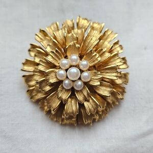 Vtg Gold Tone & Faux Pearl Layered Leaf Sunburst Flower Brooch